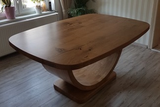Individuell gefertigter Holztisch